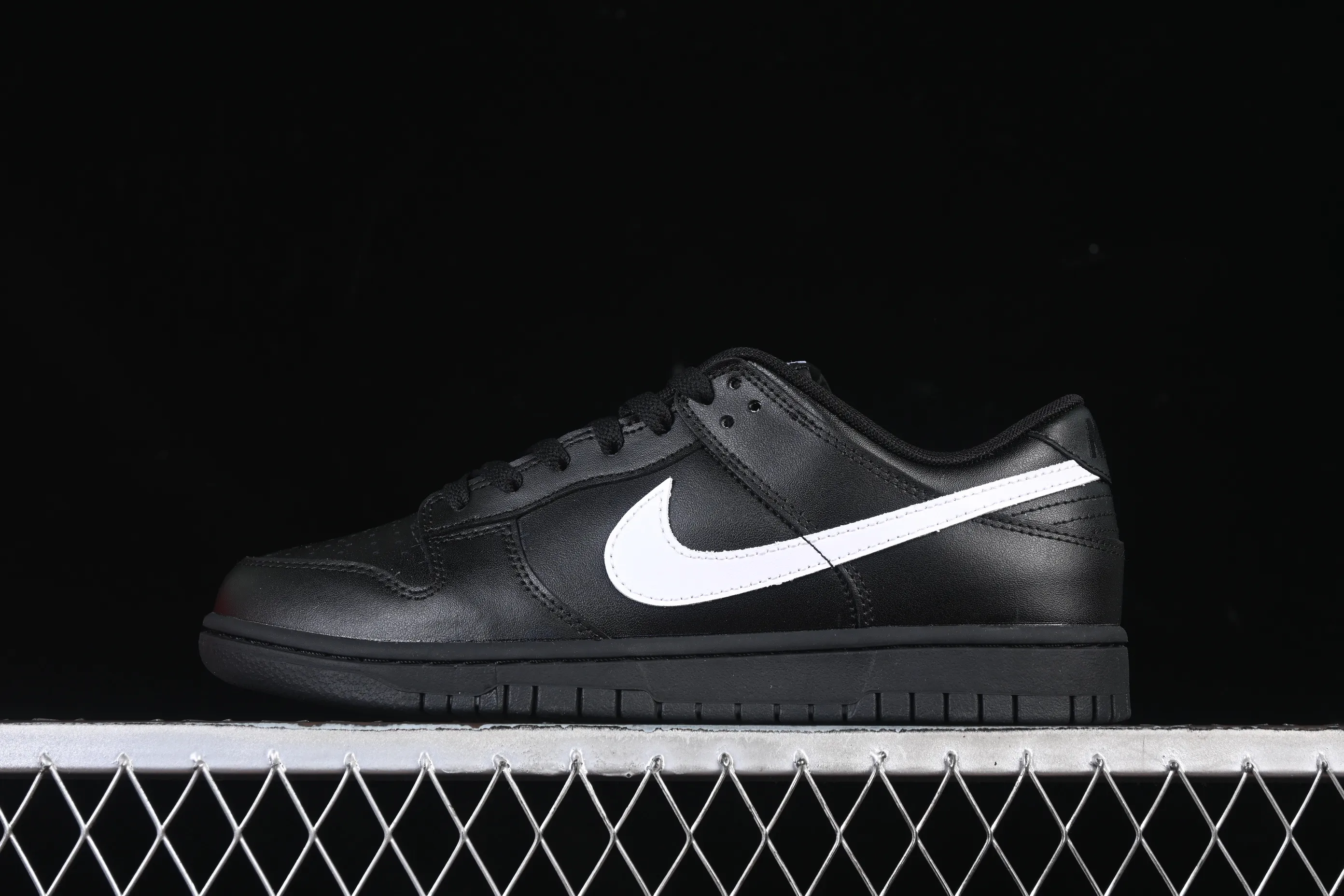 All Categories Nk SB Dunk Series Nk SB Dunk Low Low-top sneakers Nike SB Dunk Low All black and white hook Low-top casual sneakers IO7606-010
